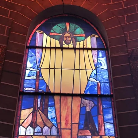 La Chapelle De Verre, Un Lieu Unique Au Monde