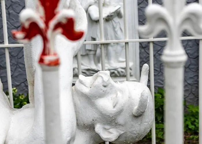 La Chapelle De Verre, Un Lieu Unique Au Monde Ronquieres